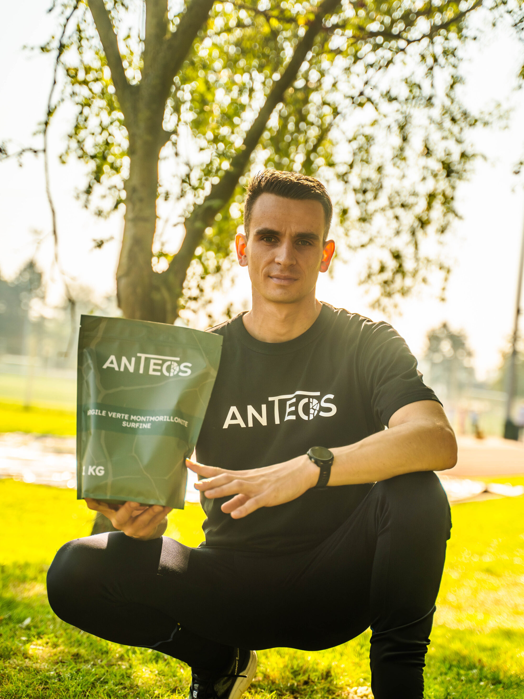 Anatole Chevet, fondateur d'Anteos, tenant un sachet d'argile montmorillonite, représentant l'histoire et les valeurs de la marque.