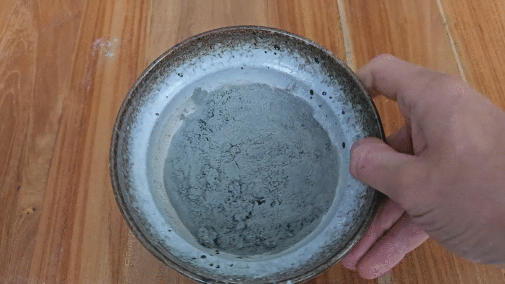 Préparation d’un cataplasme d’argile verte épaule avec eau tiède