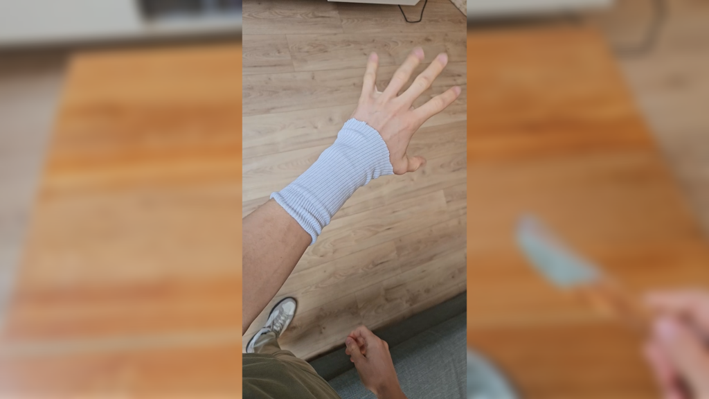 argile verte poignet maintenue avec une chaussette