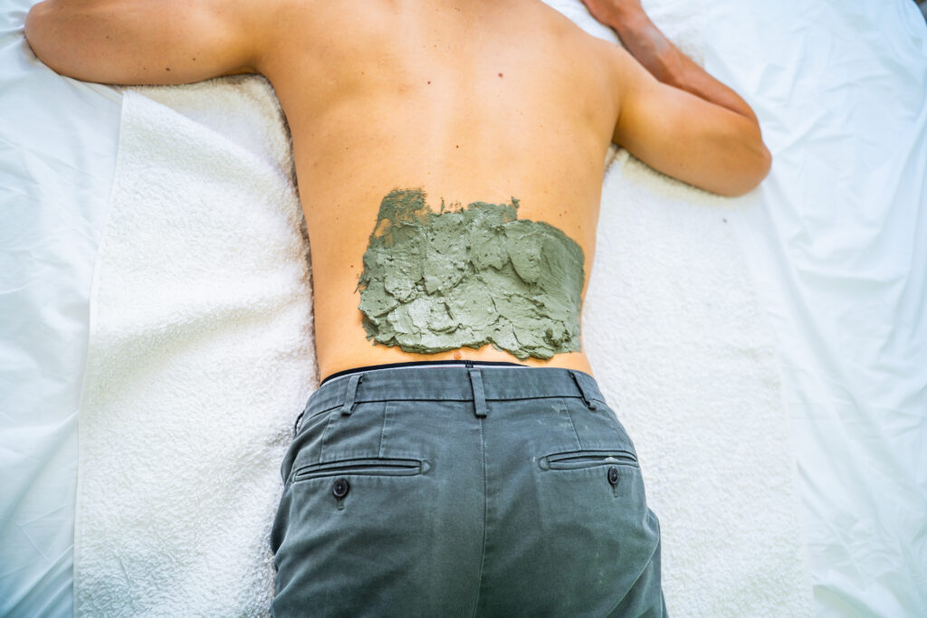 cataplasme d'argile verte tiède pour le mal de dos froid humidité